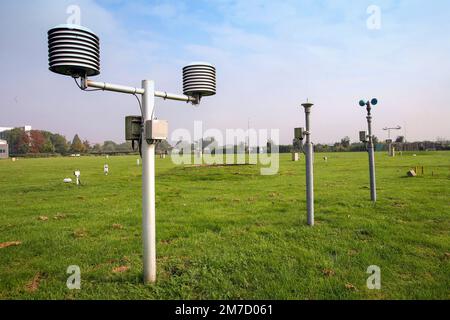 Pays-Bas - Meteorologue utilise divers instruments de mesure qui sont installés dans un pré à une station météorologique Banque D'Images