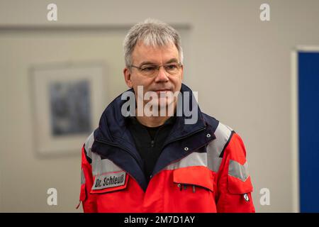 Düsseldorf, Allemagne. 09th janvier 2023. dr Thomas SCHLEUSS, Schleuss, médecin d'urgence, NRW le ministre de l'intérieur, Herbert Reul, visite le centre de formation de la police de Düsseldorf et découvre le danger d'attaques au couteau contre les policiers, au siège de la police de Düsseldorf, 27 avril 2021 Credit: dpa/Alay Live News Banque D'Images