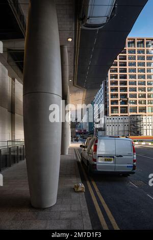 Londres - 01 26 2022: Aperçu de Bank Street à Canary Wharf avec boîte abandonnée Banque D'Images