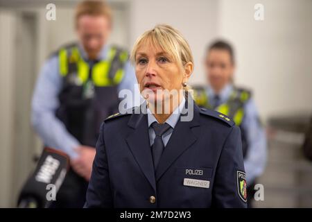 Düsseldorf, Allemagne. 09th janvier 2023. Anja WAGNER, conseillère de police, au cours de ses remarques, le ministre de l'intérieur de la NRW, Herbert Reul, visite le centre de formation de la police de Düsseldorf et découvre le danger d'attaques au couteau contre des policiers, au siège de la police de Düsseldorf, 27 avril 2021 Credit: dpa/Alay Live News Banque D'Images