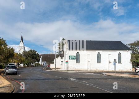 Bredasdorp, Afrique du Sud - 23 septembre 2022 : une scène de rue, avec le musée Shipwreck et l'église néerlandaise réformée, à Bredasdorp dans le Cap occidental Banque D'Images