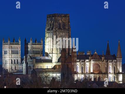 La cathédrale de Durham s'est illuminée au crépuscule, Durham City, comté de Durham, Angleterre, Royaume-Uni Banque D'Images