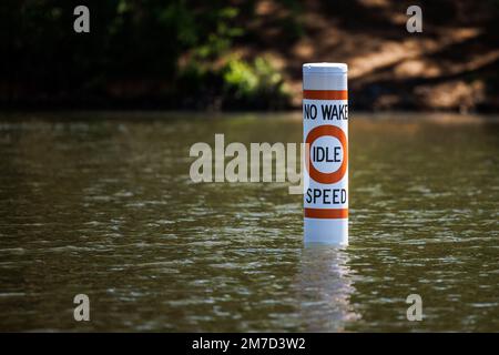 Aucune bouée de sécurité de réveil sur le lac alertant les plaisanciers de la limitation de vitesse de ralenti. Avertissement nautique flottez sur le réservoir d'eau douce. Banque D'Images