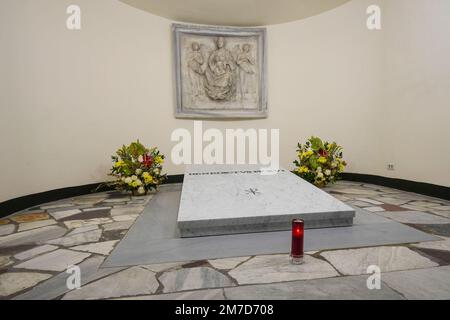 Vatican, Vatican. 08th janvier 2023. Tombe du regretté Pape émérite Benoît XVI à l'intérieur des grottes de Saint Basilique Saint-Pierre au Vatican. Le pape émérite Benoît XVI est décédé à l'âge de 95 ans sur 31 décembre au monastère de Mater Ecclesiae, dans la Cité du Vatican, où il avait passé les dix dernières années. Crédit : SOPA Images Limited/Alamy Live News Banque D'Images