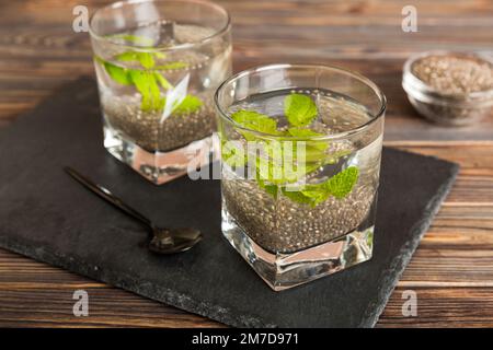 Petit déjeuner sain ou matin avec graines de chia et menthe sur fond de table, nourriture végétarienne, régime et concept de santé. Pudding à la Chia et à la menthe. Banque D'Images