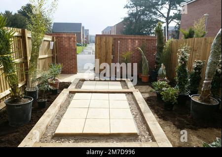 Préparer les surfaces de travail et de terrasse dans un petit jardin et poser les plantes à planter. Banque D'Images