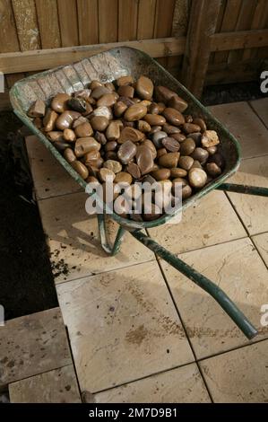 Préparer les surfaces de travail et de terrasse dans un petit jardin et poser les plantes à planter. Banque D'Images