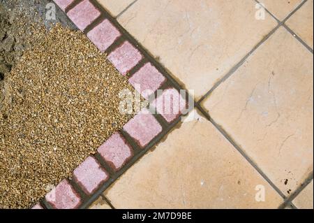 Préparer les surfaces de travail et de terrasse dans un petit jardin et poser les plantes à planter. Banque D'Images