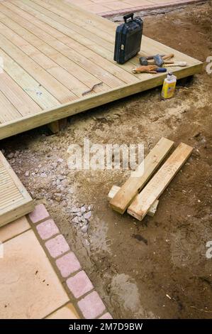 Préparer les surfaces de travail et de terrasse dans un petit jardin et poser les plantes à planter. Banque D'Images