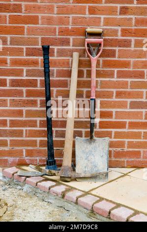 Préparer les surfaces de travail et de terrasse dans un petit jardin et poser les plantes à planter. Banque D'Images