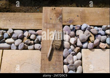 Préparer les surfaces de travail et de terrasse dans un petit jardin et poser les plantes à planter. Banque D'Images