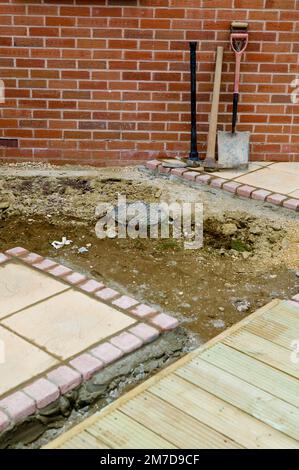 Préparer les surfaces de travail et de terrasse dans un petit jardin et poser les plantes à planter. Banque D'Images