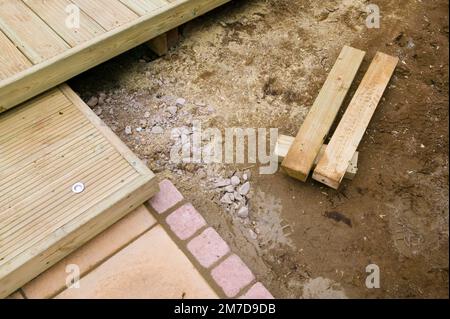 Préparer les surfaces de travail et de terrasse dans un petit jardin et poser les plantes à planter. Banque D'Images