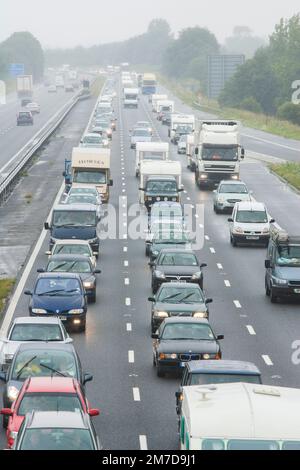 Des files d'attente de voitures et d'autres véhicules sur le M5 près de Cheltenham voyageant sut après avoir été coincé dans certaines des pires inondations dans la région pendant de nombreuses années après la pluie torrentielle la veille. Banque D'Images