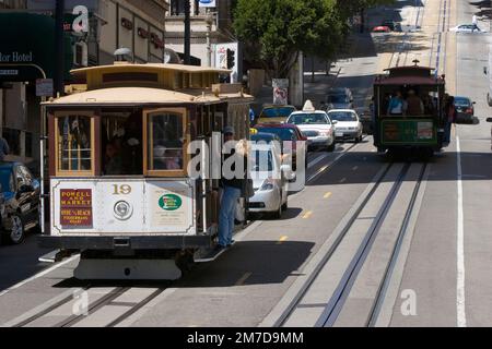 Le célèbre hôtel de ville de San Francisco les voitures de chemin de fer ou en téléphérique qui voyagent à travers la ville. Banque D'Images