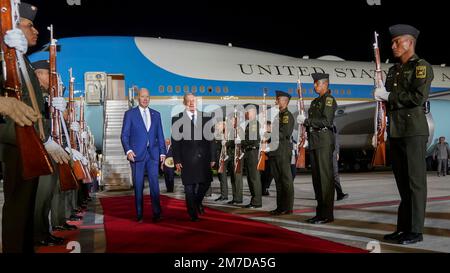 Mexico, Mexique. 08th janvier 2023. Le président américain Joe Biden, à gauche, est escorté par le président mexicain Andres Manuel Lopez Obrador à son arrivée à l'aéroport international Felipe Angeles, 8 janvier 2023, à Zumpango de Ocampo, au Mexique. Biden est au Mexique pour assister au Sommet des dirigeants nord-américains. Crédit: Presidencia de la Republica Mexicana/Bureau des présidents mexicains/Alay Live News Banque D'Images