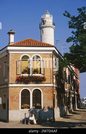 Maison typique et phare dans l'île de Murano, lagune vénitienne, Venise, Italie Banque D'Images