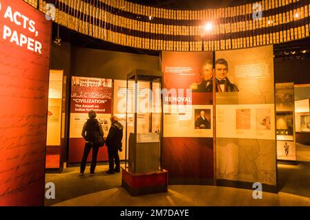 Les expositions qui traitent de la colonisation et de divers traités signés entre le peuple blanc et les Indiens, Musée national des Indiens d'Amérique, a été Banque D'Images