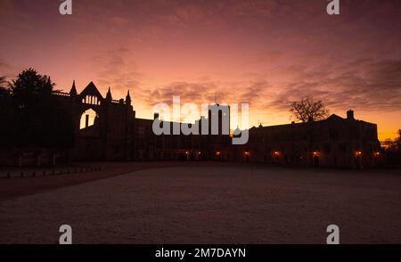 Lever de soleil en hiver à l'abbaye de Newstead, dans le Nottinghamshire, Angleterre, Royaume-Uni Banque D'Images