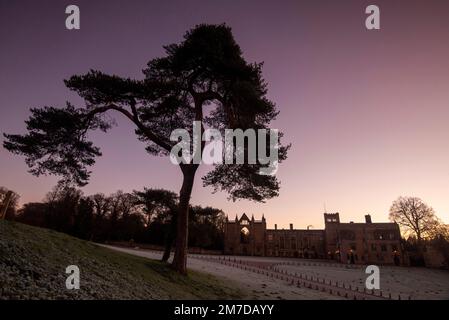 Lever de soleil en hiver à l'abbaye de Newstead, dans le Nottinghamshire, Angleterre, Royaume-Uni Banque D'Images