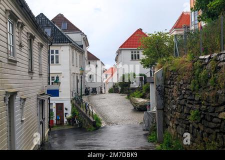 BERGEN, NORVÈGE - 2 JUILLET 2016 : il s'agit des petites rues de la vieille ville. Banque D'Images