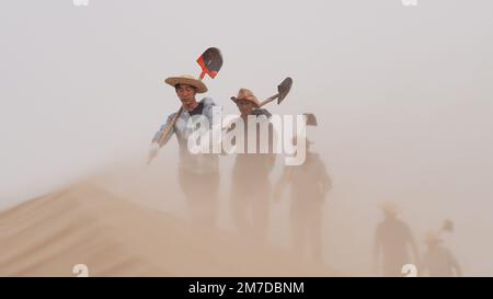 (230109) -- BEIJING, le 9 janvier 2023 (Xinhua) -- les anciens combattants Zhang Xuanzhong (1st L), Tian Ye (2nd L) et d'autres mènent une enquête en terrien dans le désert de Taklimakan, dans la région autonome de Xinjiang Uygur, dans le nord-ouest de la Chine, au 3 juillet 2022. En quatre ans, Tian Ye et sept autres anciens combattants ont cultivé des centaines d'hectares de plantes coupe-vent et de production de revenus dans le désert de Taklimakan, dans la région autonome de Xinjiang, dans le nord-ouest de la Chine. Les efforts des anciens combattants s'inscrivent dans le cadre d'une campagne plus vaste de contrôle du désert dans le comté de Qiemo. En près d'une décennie, le comté a enregistré plus de 150 000 personnes participant à moi Banque D'Images