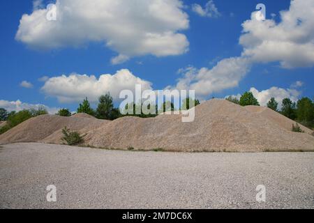 Gravier de construction de dépôts paysage avec des nuages Banque D'Images