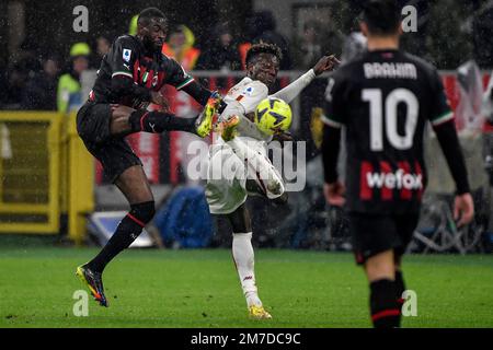 Fikayo Tomori de l'AC Milan et Tammy Abraham de L'AS Roma concourent pour le ballon pendant le Serie Un match de football entre l'AC Milan et AS Roma. Milan et Banque D'Images