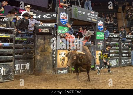 New York, New York, États-Unis. 8th janvier 2023. (NOUVEAU) 2023 Professional Bull Riders lâchez la bête au jardin. 08 janvier 2023, New York, New York, Etats-Unis: Alisson de Souza manèges Gangster temps pendant la troisième ronde des professionnels Bull Riders 2023 déchaînez l'événement de la Bête au Madison Square Garden sur 8 janvier 2023 à New York. Credit: M10S/TheNews2 (Credit image: © M10s/TheNEWS2 via ZUMA Press Wire) Banque D'Images