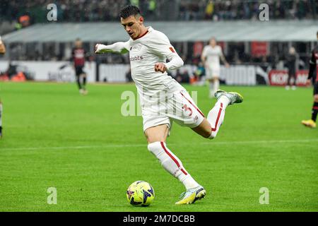 Roger Ibanez d'AS Roma en action pendant la série Un match de football entre AC Milan et AS Roma. Milan et Rome ont attiré 2-2. Banque D'Images