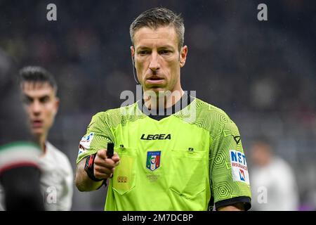 L'arbitre Davide Massa réagit pendant la série Un match de football entre AC Milan et AS Roma. Milan et Rome ont attiré 2-2. Banque D'Images