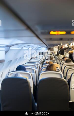 Dossiers et rangées de sièges passagers / sièges sur un avion BA Airbus A321 / avion / avion / avion pendant le vol. (133) Banque D'Images