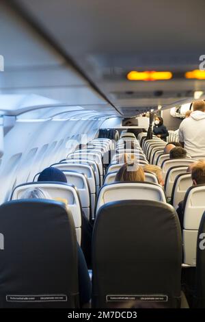 Dossiers et rangées de sièges passagers / sièges sur un avion BA Airbus A321 / avion / avion / avion pendant le vol. (133) Banque D'Images