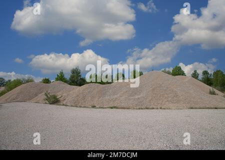 Gravier de construction de dépôts paysage avec des nuages Banque D'Images