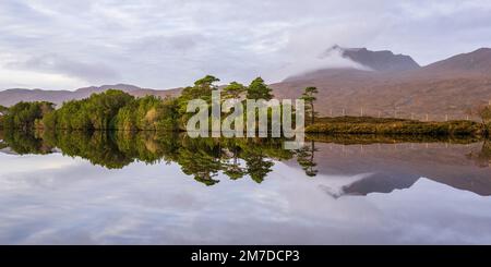 Loch cul Dromannan réflexions, avec sommet de la crête de Ben More Coigach au loin - péninsule de Coigach, Wester Ross, Highland, Écosse, Royaume-Uni Banque D'Images