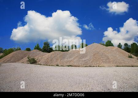 Gravier de construction de dépôts paysage avec des nuages Banque D'Images