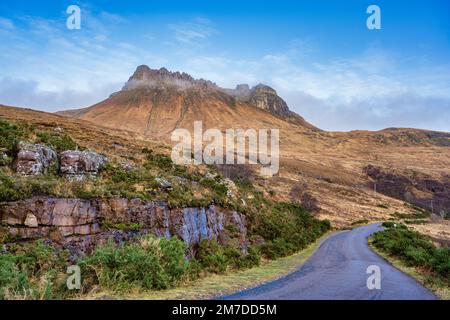 Vue sur Stac Pollaidh depuis la route panoramique à voie unique jusqu'à Achiltibuie, sur la péninsule de Coigach, à Wester Ross, Highland, Écosse, Royaume-Uni Banque D'Images