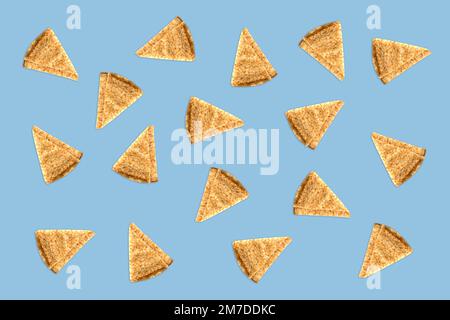 De nombreuses crêpes (crêpes françaises) isolées sur fond bleu, motif Chandeleur ou Candlemas Banque D'Images