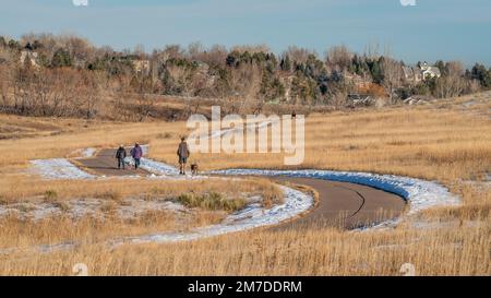 Fort Collins, Colorado, États-Unis - 30 janvier 2022 : familles bénéficiant d'un après-midi d'hiver calme et chaud sur une piste cyclable à la région naturelle de Cathy Fromme Prairie, dans le col Banque D'Images