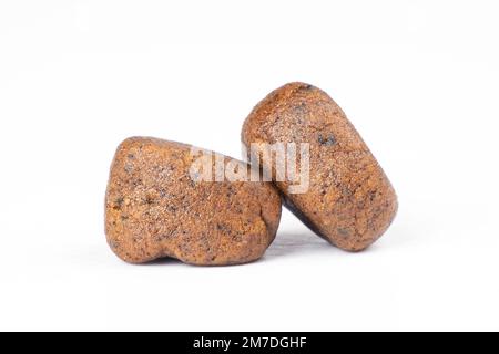 cubes de hash de cannabis pressés isolés sur fond blanc. Banque D'Images