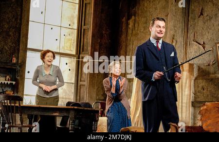 l-r: Clare Dunne (Mary Boyle), Sinead Curack (Juno Boyle), Nick Lee (Charles Bentham) à JUNO ET LE PAYCOCK de Sean O'Casey au Lyttelton Theatre, National Theatre (NT), Londres SE1 16/11/2011 an Abbey Theatre Dublin & National Theatre London co-production design: Bob Davies Farnley réalisateur: James Howard Crowcombe: James Howard Banque D'Images