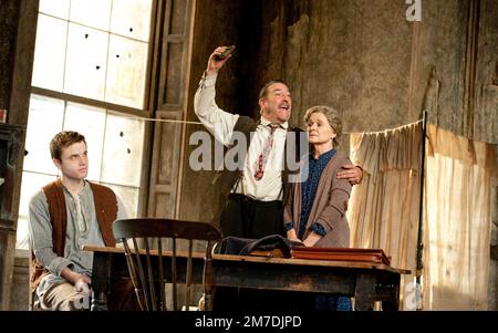 l-r: Ronan Rafrey (Johnny Boyle), Ciaran Hinds (Captain Jack Boyle), Sinead Cusack (Juno Boyle) à JUNO ET LE PAYCOCK par Sean O'Casey au Lyttelton Theatre, National Theatre (NT), Londres SE1 16/11/2011 an Abbey Theatre Dublin & National Davies co-production d'éclairage: James Howard Farnley Banque D'Images