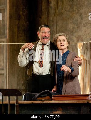 Ciaran Hinds (capitaine Jack Boyle), Sinead Curack (Juno Boyle) à JUNO ET LE PAYCOCK par Sean O'Casey au Lyttelton Theatre, National Theatre (NT), Londres SE1 16/11/2011 an Abbey Theatre Dublin & National Theatre London co-production design: Bob Crowley Lighting: James Farncombe réalisateur: Howard Davies Banque D'Images