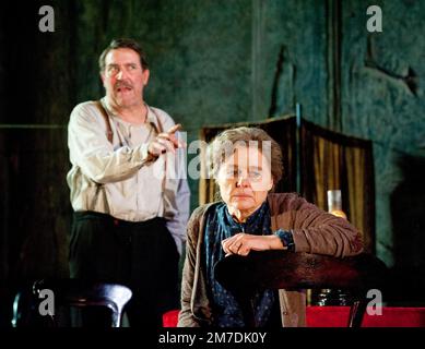 Ciaran Hinds (capitaine Jack Boyle), Sinead Curack (Juno Boyle) à JUNO ET LE PAYCOCK par Sean O'Casey au Lyttelton Theatre, National Theatre (NT), Londres SE1 16/11/2011 an Abbey Theatre Dublin & National Theatre London co-production design: Bob Crowley Lighting: James Farncombe réalisateur: Howard Davies Banque D'Images