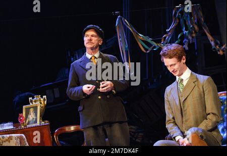 Des McAleer (capitaine Jack Boyle), Robin Morrissey (Charles Bentham) à JUNO ET LE PAYCOCK par Sean O'Casey à Bristol Old Vic, Bristol, Angleterre 10/09/2014 coproduction avec Liverpool Everyman & Playhouse design: Peter Coyte éclairage: Fergus O'Hare directeur: Gemma Bodinetz Banque D'Images