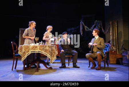 l-r: Niamh Curack (Juno Boyle), des McAleer (Capitaine Jack Boyle), Maureen O'Connell (Mary Boyle), Robin Morrissey (Charles Bentham) à JUNO ET LE PAYCOCK par Sean O'Casey à la Bristol Old Vic, Bristol, Angleterre 10/09/2014 co-production avec Everymant'Hare: Peter Robinot'Goymat's Design Banque D'Images