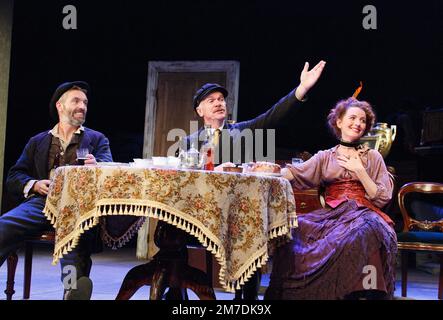 l-r: Louis Dempsey (Joxer Daly), des McAleer (Capitaine Jack Boyle), Aoife McMahon (Mme Maisie Madigan) dans JUNO ET LE PAYCOCK par Sean O'Casey au Bristol Old Hare Vic, Bristol, Angleterre 10/09/2014 co-production avec Liverpool Everyman & Playhouse design: Peter Coymat's Directeur de l'éclairage Banque D'Images