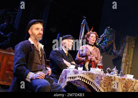 l-r: Louis Dempsey (Joxer Daly), des McAleer (Capitaine Jack Boyle), Aoife McMahon (Mme Maisie Madigan) dans JUNO ET LE PAYCOCK par Sean O'Casey au Bristol Old Hare Vic, Bristol, Angleterre 10/09/2014 co-production avec Liverpool Everyman & Playhouse design: Peter Coymat's Directeur de l'éclairage Banque D'Images