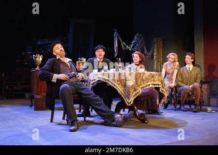 l-r : Louis Dempsey (Joxer Daly), des McAleer (Capitaine Jack Boyle), Aoife McMahon (Mme Maisie Madigan), Maureen O'Connell (Mary Boyle), Robin Morrissey (Charles Bentham) à JUNO ET LE PAYCOCK de Sean O'Casey à l'Old Bristol, Vic, avec la production de 10/09/2014/Peter Playyman, en Angleterre : Fergus O'Hare directeur: Gemma Bodinetz Banque D'Images