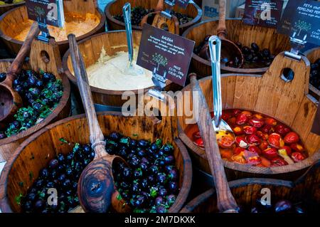 Des plats frais de l'Olive Tree au marché extérieur de Shrewsbury, en Angleterre. Banque D'Images